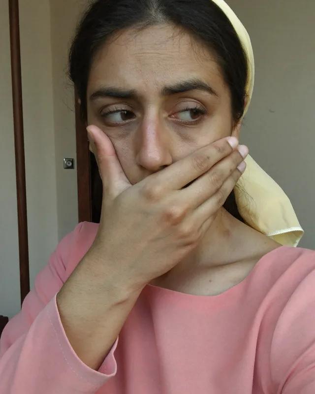 امرأة تغطّي فمها بقلق من رائحة الفم