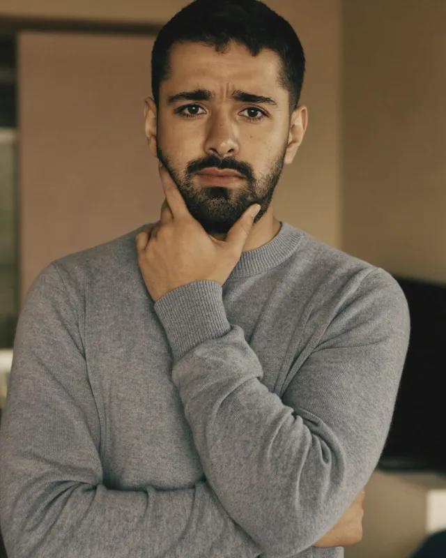 رجل قلق وحائر بشأن اضطراب أمعائه
