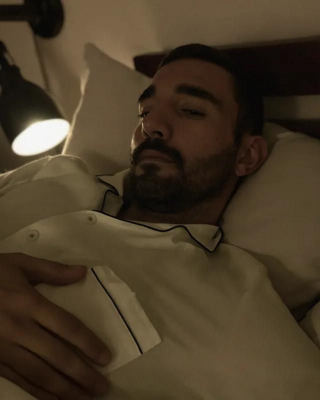 رجل مستيقظ ليلًا من انزعاج المعدة